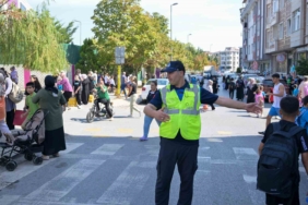 Esenyurt’ta zabıta ekipleri okulların açılmasıyla birlikte öğrencilerin güvenliği için görevde