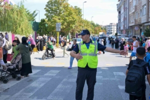 Esenyurt’ta zabıta ekipleri okulların açılmasıyla birlikte öğrencilerin güvenliği için görevde