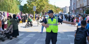 Esenyurt’ta zabıta ekipleri okulların açılmasıyla birlikte öğrencilerin güvenliği için görevde