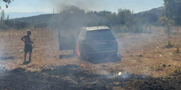 Erdek’te anız yangını çevreye sıçradı: Ağaçlar ve otomobil zarar gördü