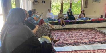 Köy kadınlarından kitap okuma etkinliği