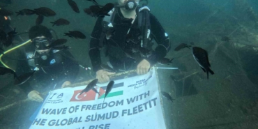 Denizin dibinde Filistin bayrağı açtılar