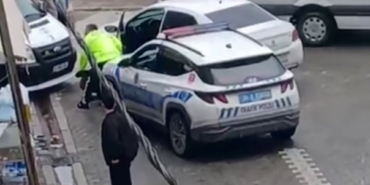 Esenyurt’ta muayenesi olmayan sürücü polisten kaçtı, servis aracında vurarak durdu