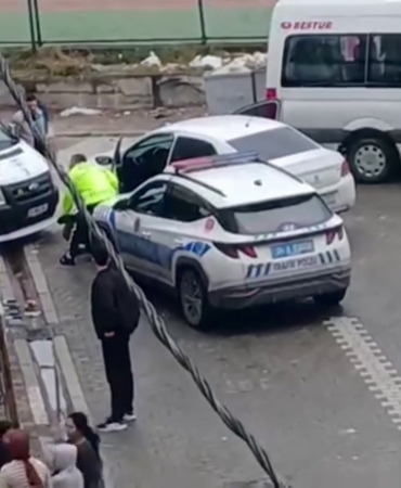 Esenyurt’ta muayenesi olmayan sürücü polisten kaçtı, servis aracında vurarak durdu