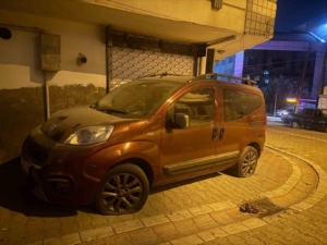 Esenyurt’ta 2 motosikletli araçların lastiklerini patlattı: O anlar kamerada