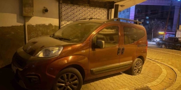 Esenyurt’ta 2 motosikletli araçların lastiklerini patlattı: O anlar kamerada