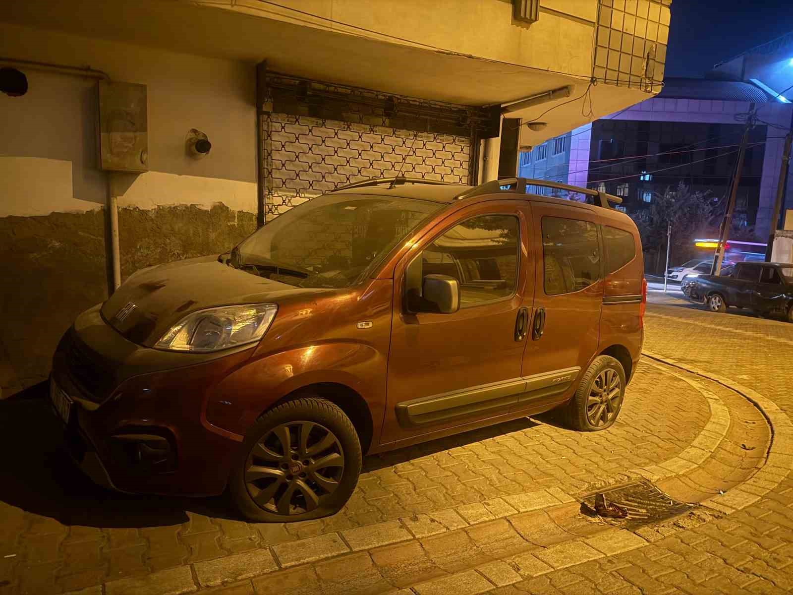 Esenyurt’ta 2 motosikletli araçların lastiklerini patlattı: O anlar kamerada