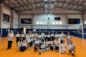 Pazaryeri’nde yaz spor okulları voleybol kursu tamamlandı