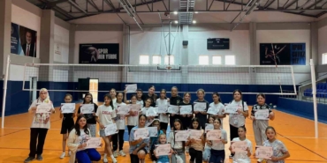Pazaryeri’nde yaz spor okulları voleybol kursu tamamlandı