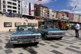 Gaziosmanpaşa Belediyesi nostalji araba tutkunlarını bir araya getirdi