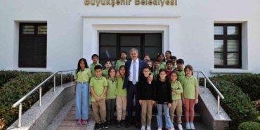 Başkan Alemdar, okulla ilk kez tanışan miniklere başarılar diledi