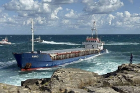 Kocaeli’de kargo gemisi karaya oturdu