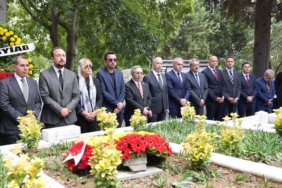 Metin Oktay, kabri başında dualarla anıldı