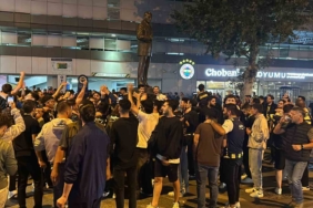 Fenerbahçeli taraftarlar, Sadettin Saran’ın başkan seçilmesini stat önünde kutladı