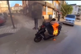 Bursa’da motosiklet alev topuna döndü, vatandaş vileda kovasıyla müdahale etti