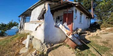 Maden ocağı yakınında oluşan yarıklar evi ikiye böldü