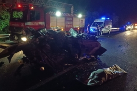 Otoyolda feci kaza, araçtan geriye hurda yığını kaldı: 1 ölü, 1 yaralı