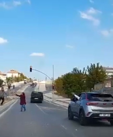 Arnavutköy’de trafikte taşlı saldırı kamerada