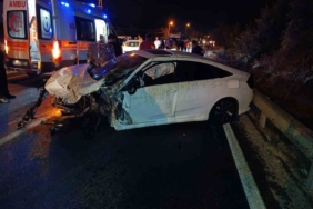 İki otomobil kafa kaya çarpıştı: 4 yaralı