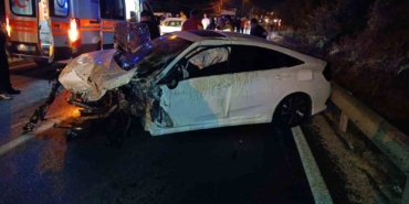 İki otomobil kafa kaya çarpıştı: 4 yaralı