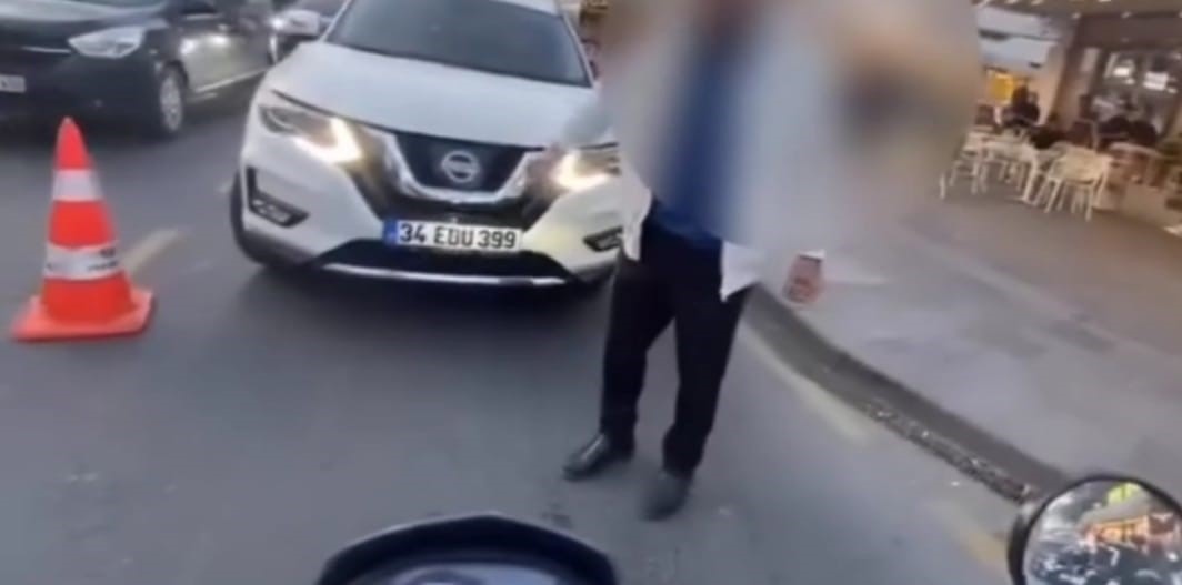 Ters yöne girip motorcunun üstüne sürdü: Tekirdağ’da otomobil sürücüyle motorcu arasında tartışma saniye saniye kameralara yansıdı