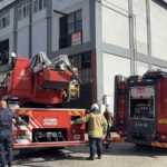 Başakşehir’de çinko kaplama atölyesinde yangın paniği: İşçiler yanan binada sigara içerek o anları kaydetti