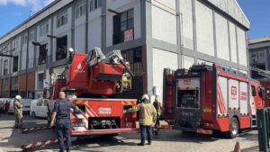 Başakşehir’de çinko kaplama atölyesinde yangın paniği: İşçiler yanan binada sigara içerek o anları kaydetti