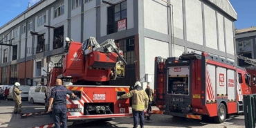 Başakşehir’de çinko kaplama atölyesinde yangın paniği: İşçiler yanan binada sigara içerek o anları kaydetti