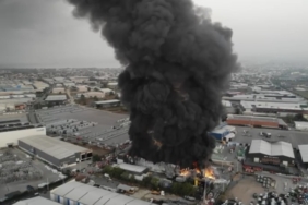 Alev alev yanan lojistik deposu havadan görüntülendi