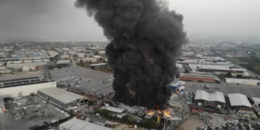 Alev alev yanan lojistik deposu havadan görüntülendi