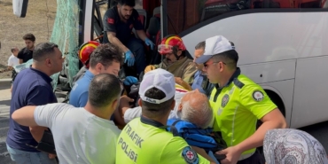Yolcu otobüsü kamyona çarptı, sürücü araçta sıkıştı