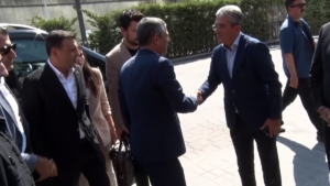 Özgür Özel ve DEM Parti heyeti CHP’nin Sarıyer’deki binasına geldi