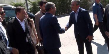 Özgür Özel ve DEM Parti heyeti CHP’nin Sarıyer’deki binasına geldi