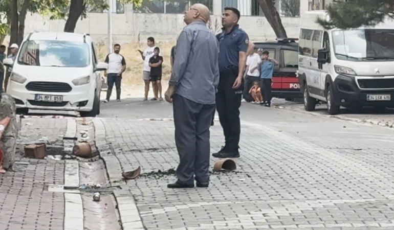 Evini yakmaya çalıştı, müdahale eden polise saksı attı
