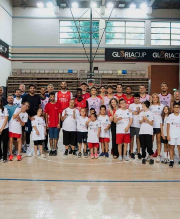 Corendon Turizm Grubu ve ZİÇEV çocukları, A. Efes antrenmanını ziyaret etti