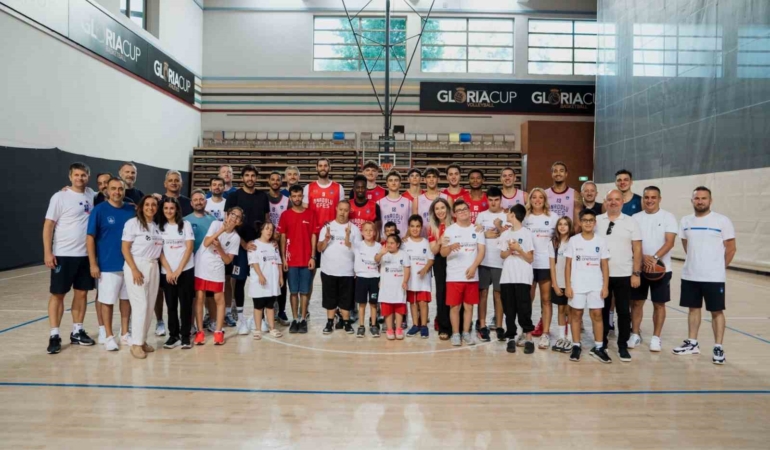 Corendon Turizm Grubu ve ZİÇEV çocukları, A. Efes antrenmanını ziyaret etti
