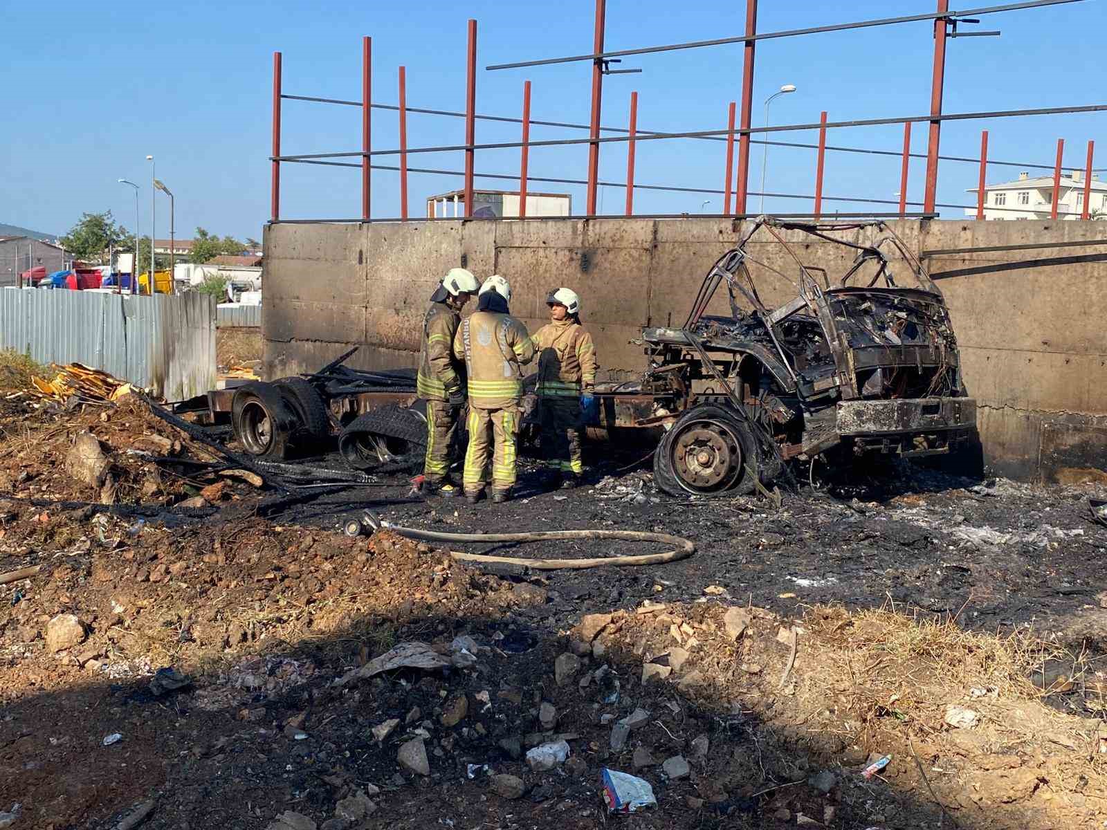 Ataşehir’de park halindeki kamyon alev alev yandı