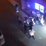 Kalabalık bir grup tarafından darp edilen genç esnafa sığındı