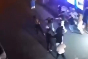 Kalabalık bir grup tarafından darp edilen genç esnafa sığındı