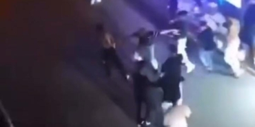 Kalabalık bir grup tarafından darp edilen genç esnafa sığındı