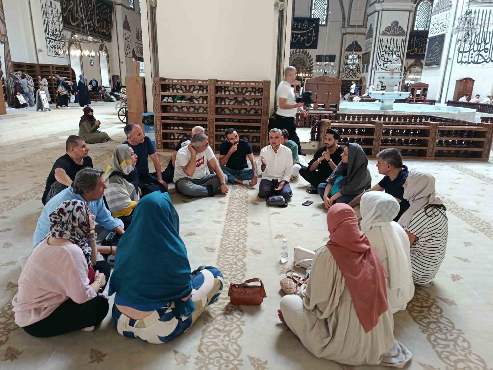 Bursalı rehberlere Ulu Cami’de hat sanatı eğitimi