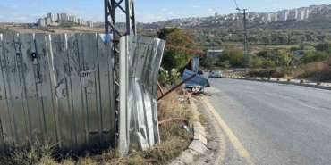 Başakşehir’de feci kaza: Bariyerden kopan demir şoförün bacağına ok gibi saplandı