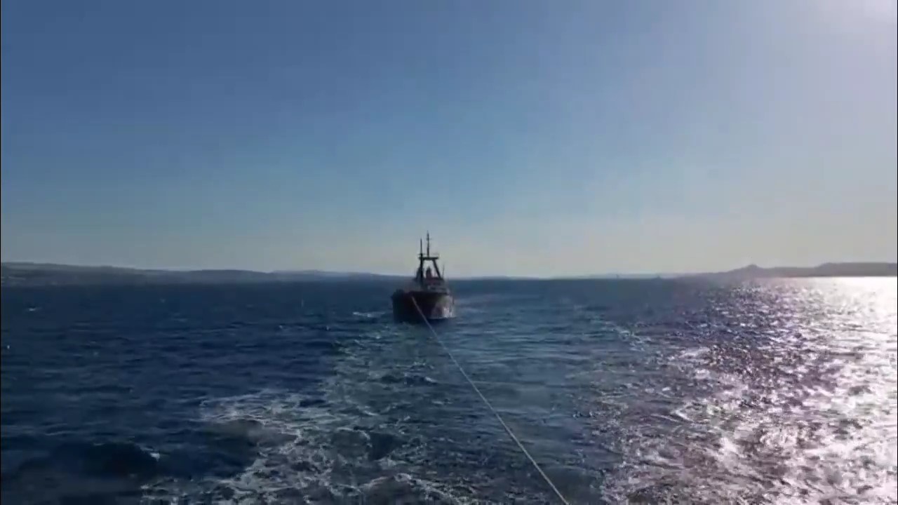 Çanakkale Boğazı’nda makina arızası yapan kuru yük gemisi yedeklenerek çekildi