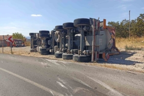 Balıkesir’de tır kazası: Kimyasal madde sızıntısına karşı tedbir alındı