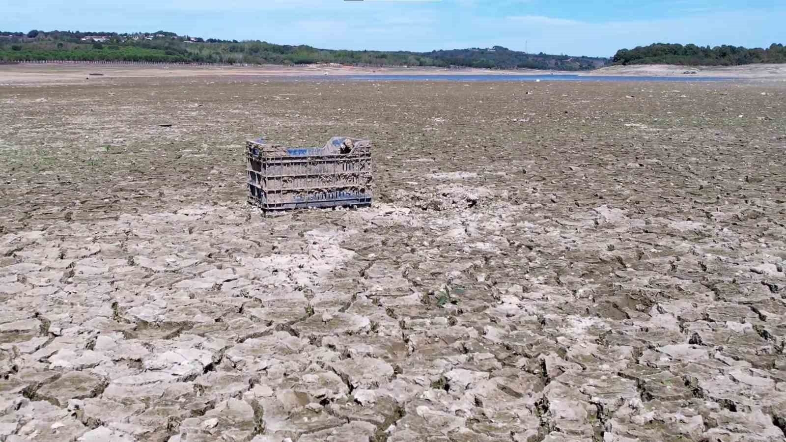 İstanbul’da baraj suyu çekildi, atıklar gün yüzüne çıktı