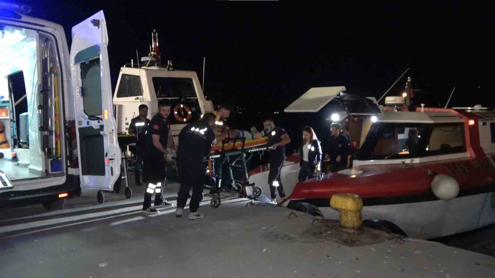 Tekne kazasında yaralanan şahıs deniz ambulansı ile getirildi