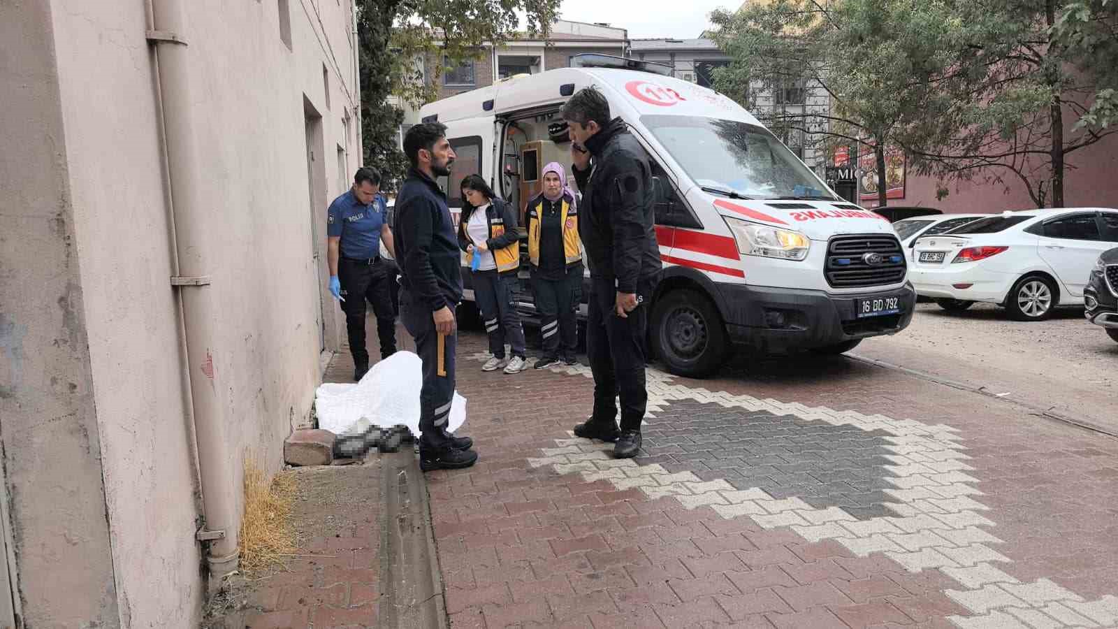 Yaşlı adam sokakta ölü bulundu