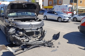 Hafif ticari araçla otomobil çarpıştı : 4 yaralı
