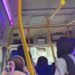 Minibüs şoförü yolcuları çileden çıkardı... Yolcular isyan etti