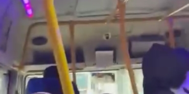 Minibüs şoförü yolcuları çileden çıkardı... Yolcular isyan etti